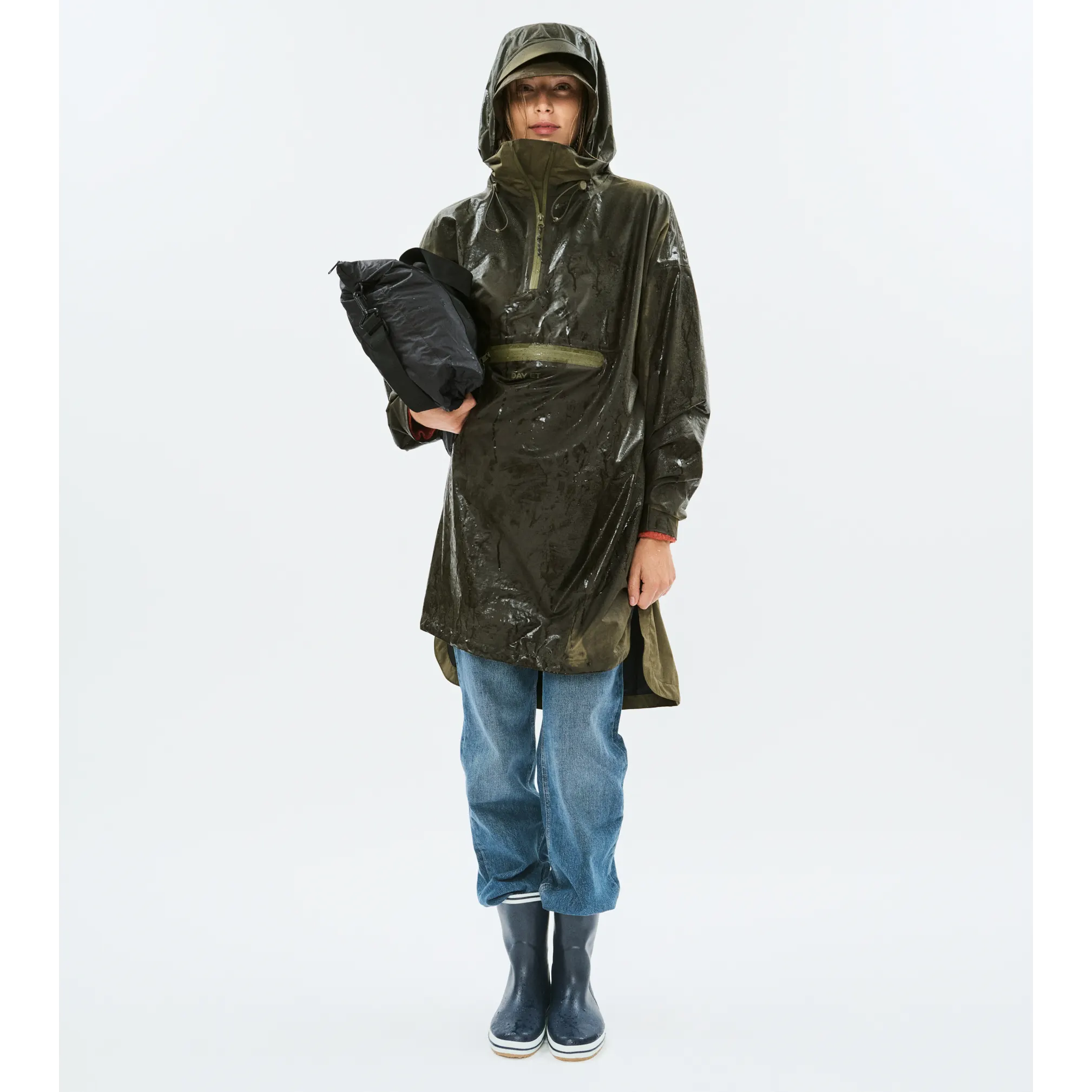 Model med Day regnanorak Dark Olive