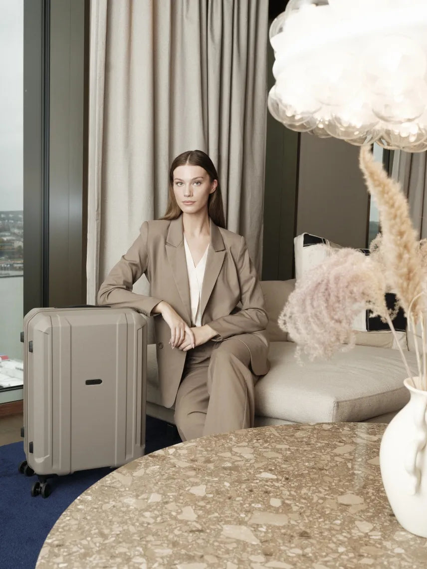 epic kuffert airwave neo, lifestyle billede med kvinde på hotelværelse
