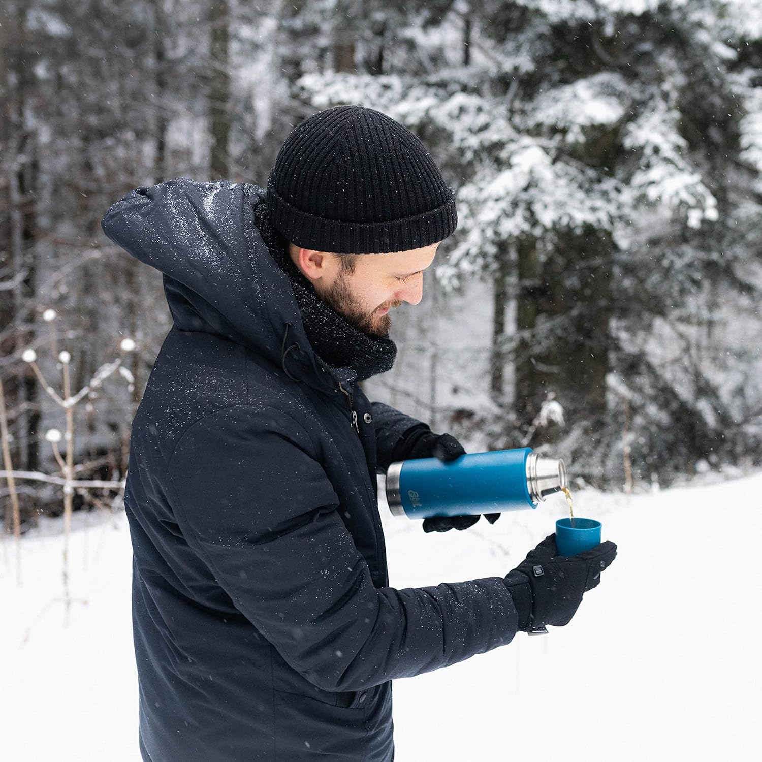 Esbit termoflaske blå, ude i vinternaturen