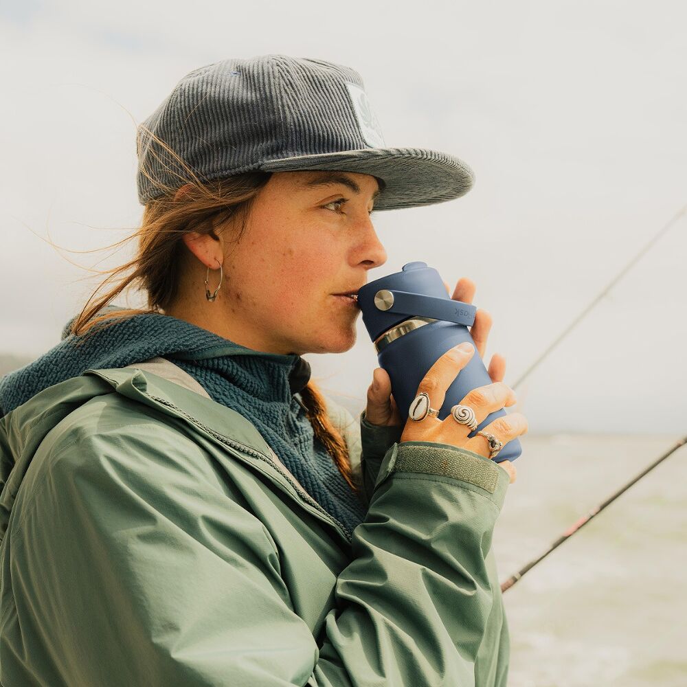 Kvinde med Hydro Flask Termoop 355 ml med fliplåg i harbour blue