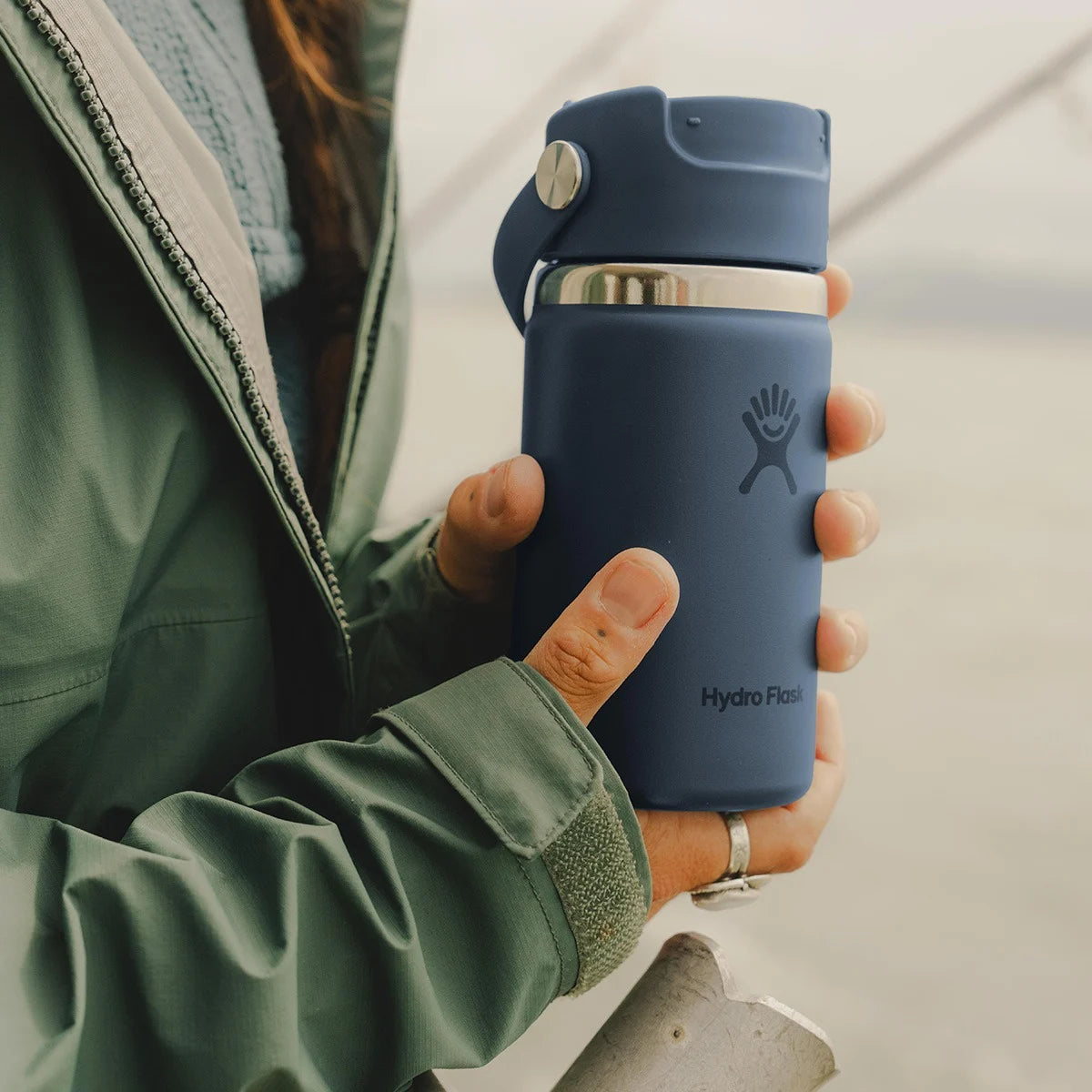 Kvinde med Hydro Flask Termoop 355 ml med fliplåg i harbour blue