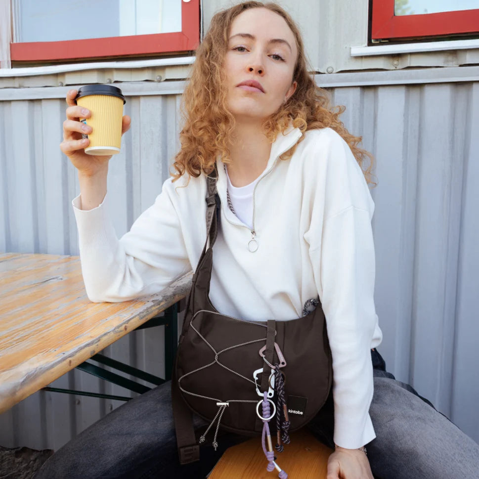 Kvinde med Kintobe Haze  taske i farven downtown mocha