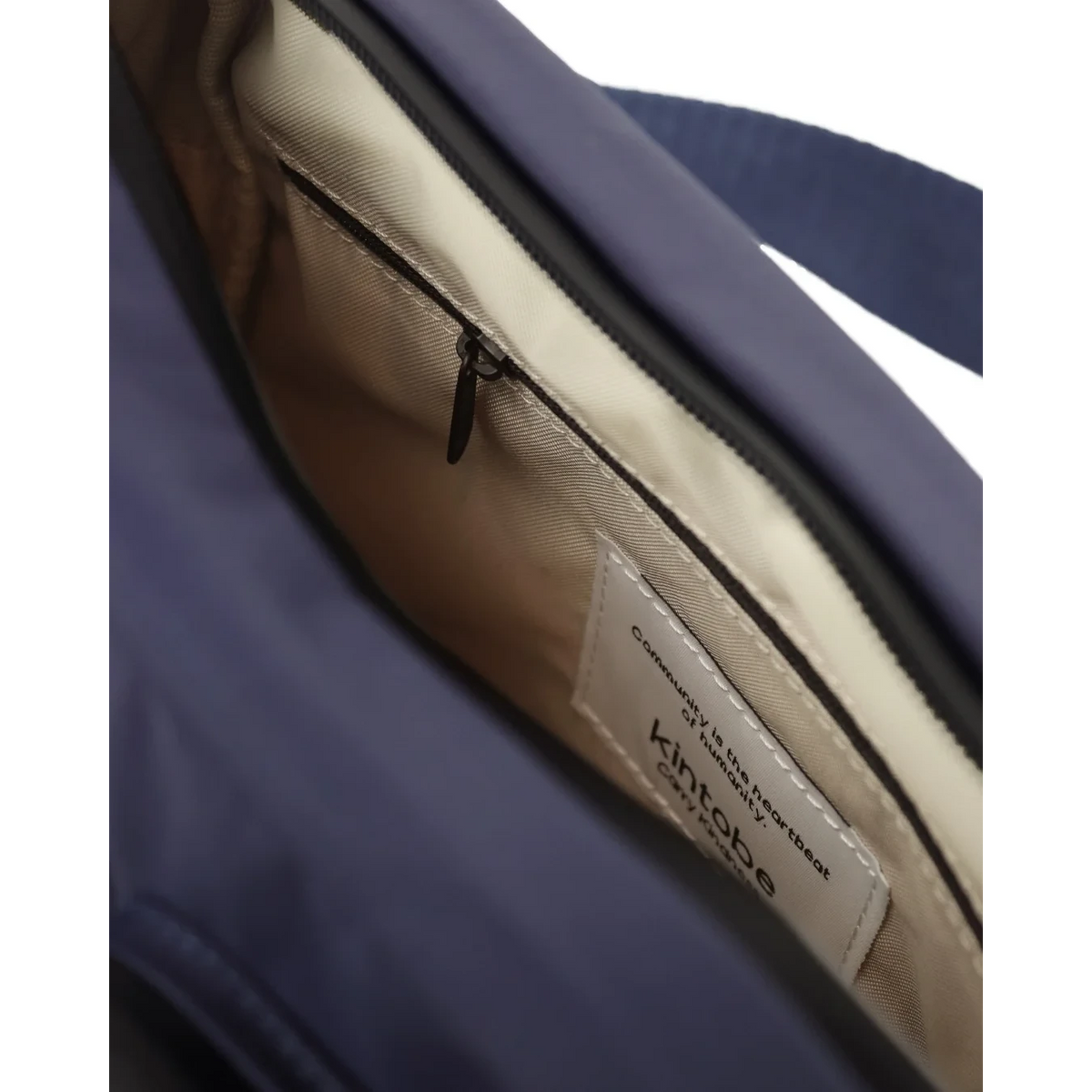 Kintobe Miles taske i farven twilight blue, detalje