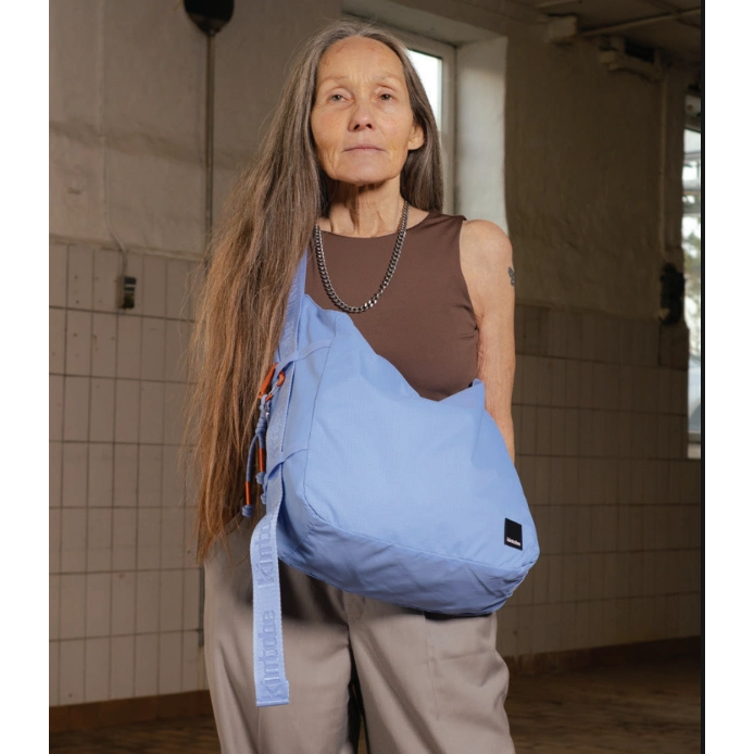 kintobe toby modelfoto lyseblå taske