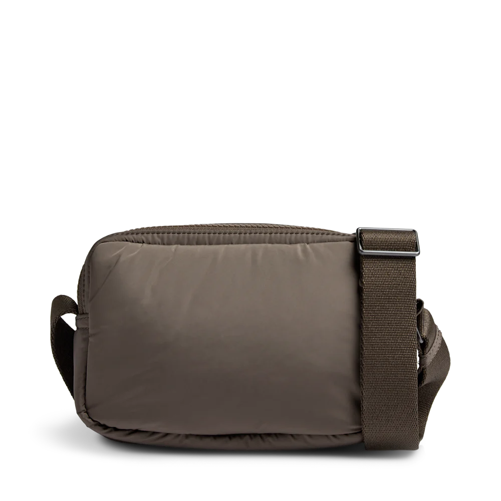 markberg less crossbody taske, brun, bagfra