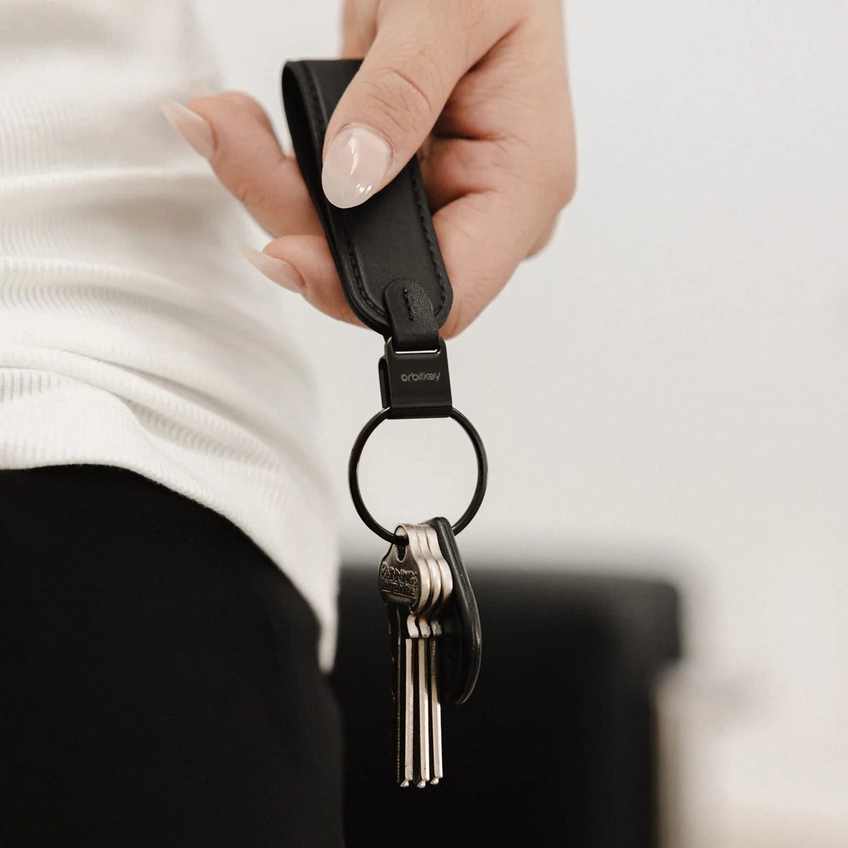 model med Orbitkey Loop keychain, sort, med nøgler