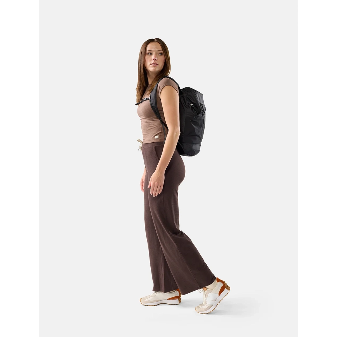 Kvinde med Matador 18L sort packable Daypack på ryggen