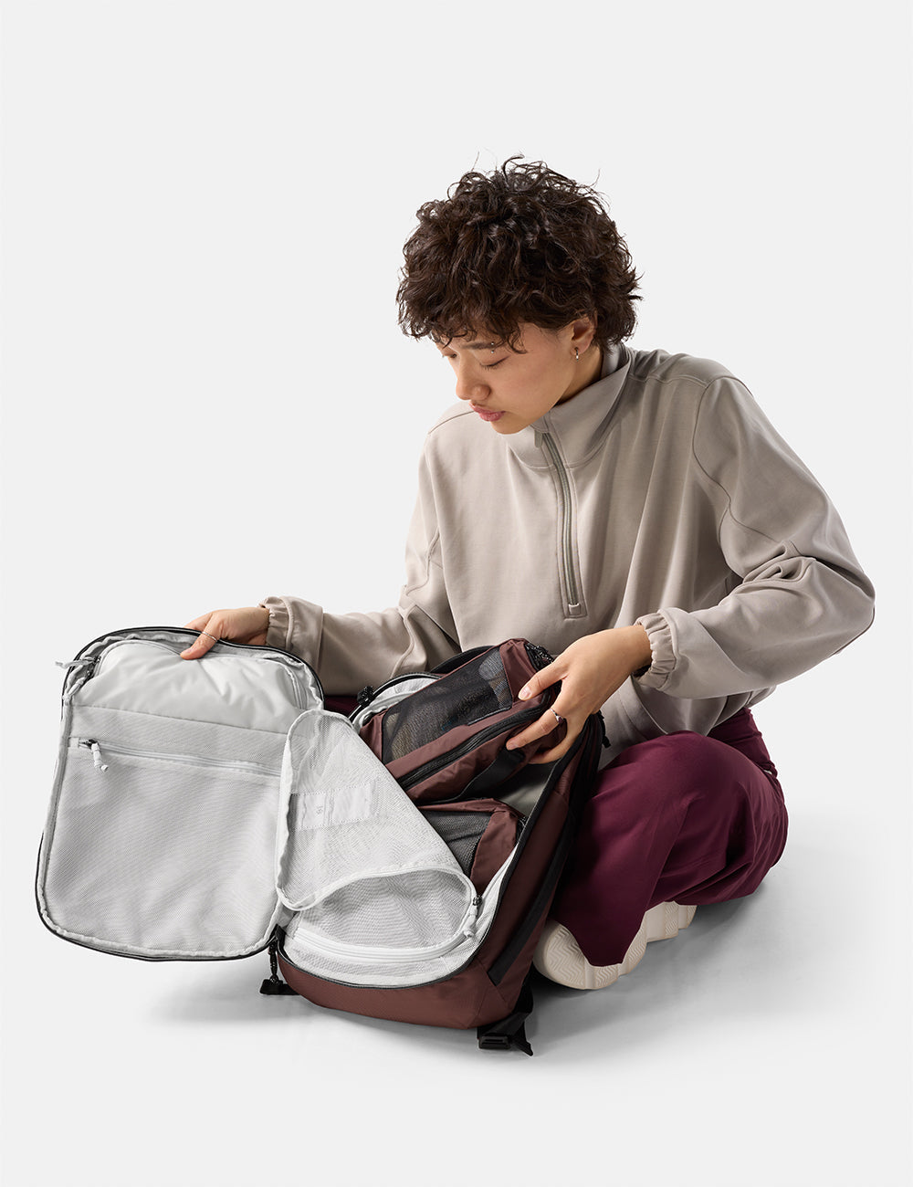 Matador 18 liter personal item travel pack , garnet/rødbrun, åben med packing cubes