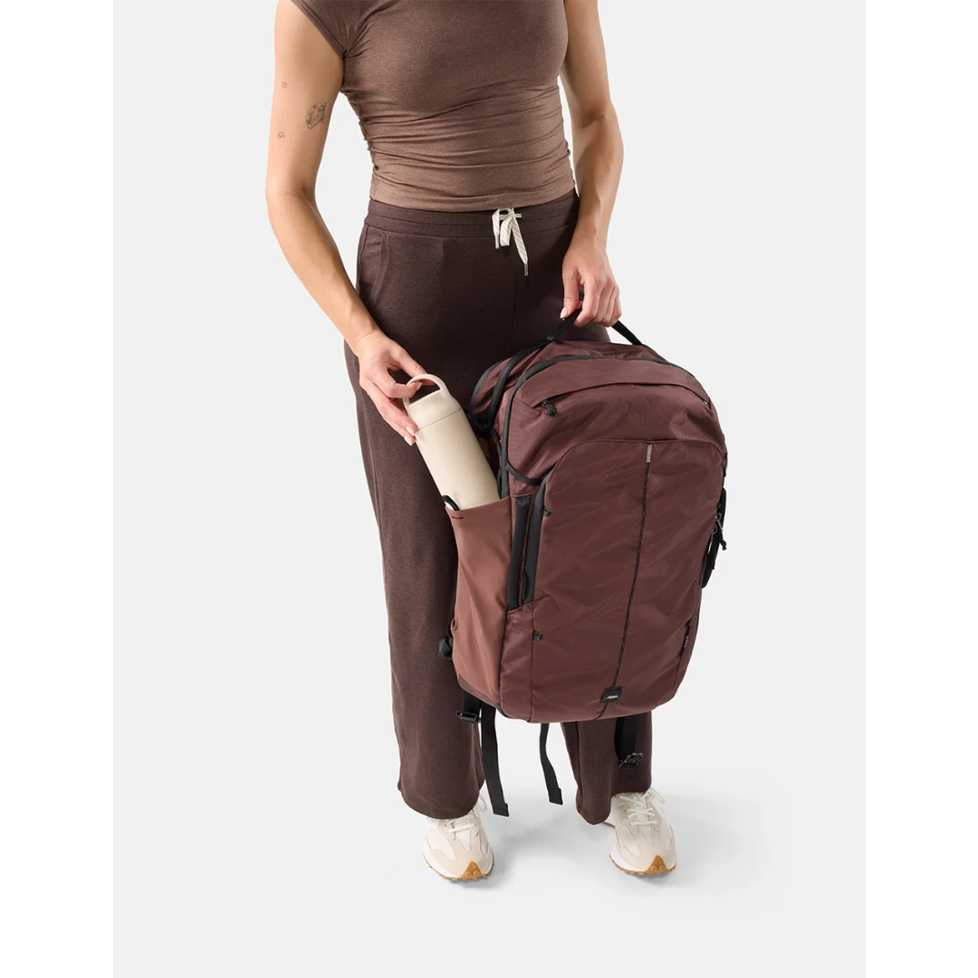 Matador 30L Carry-On Travel Pack, Garnet/Rødbrun, flaskelomme 