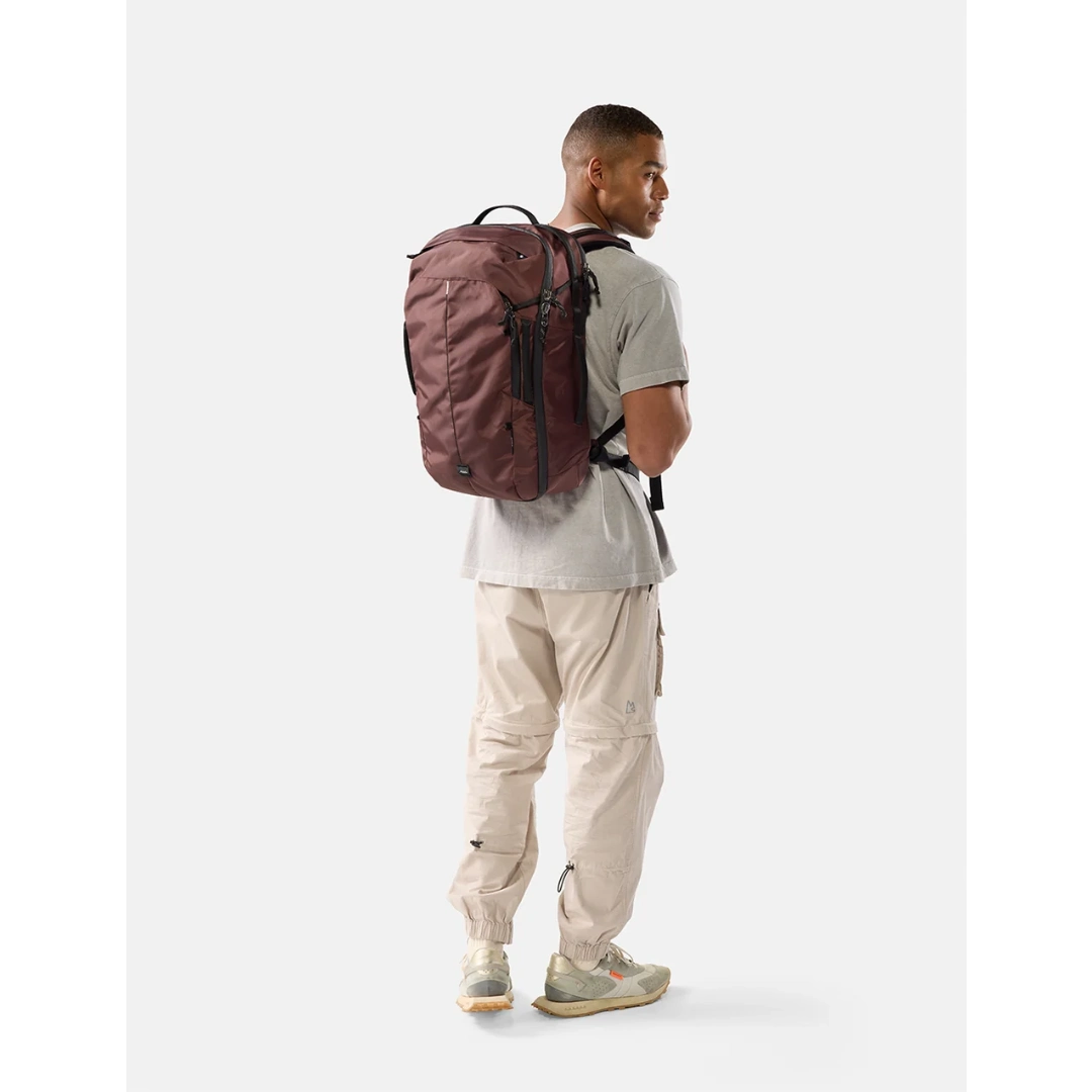 Mand  med Matador 30L Carry-On Travel Pack, Garnet/Rødbrun