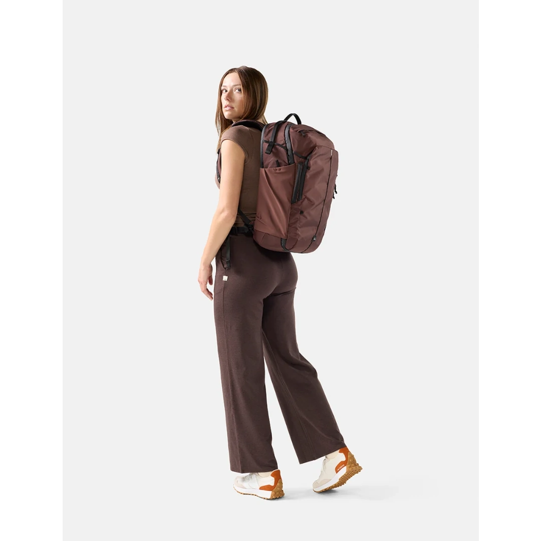 Kvinde med Matador 30L Carry-On Travel Pack, Garnet/Rødbrun