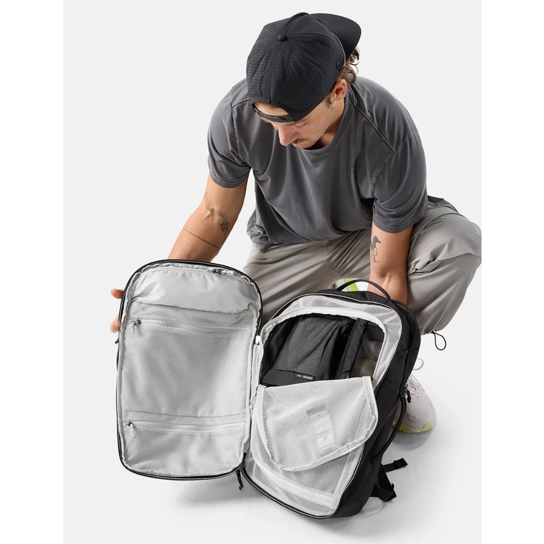 Matador 30 liter carry-on travel pack sort, åben, forfra