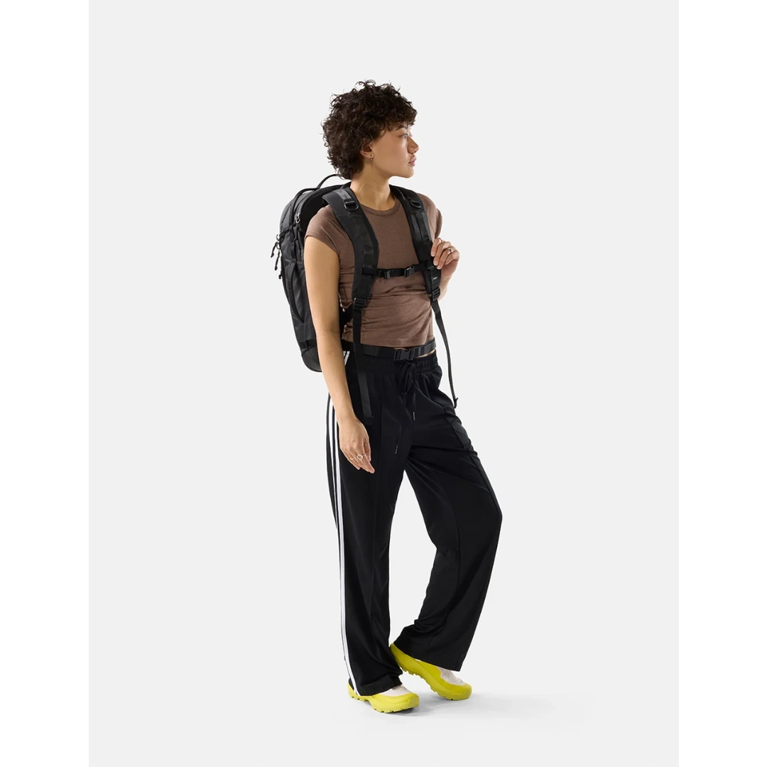 Kvinde med Matador 30 liter carry-on travel pack sort, 