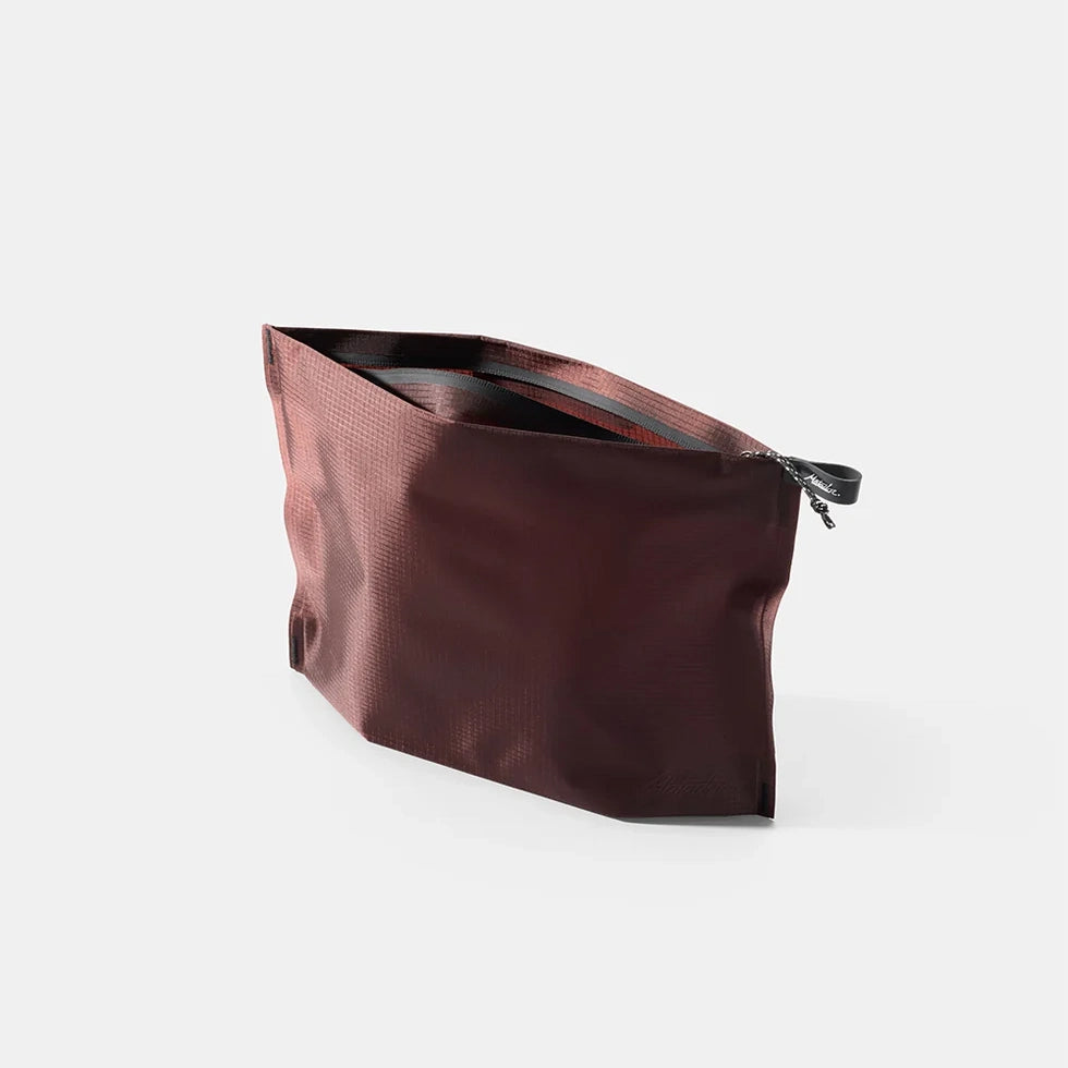 Matador flat zipper toilettaske i farven garnet