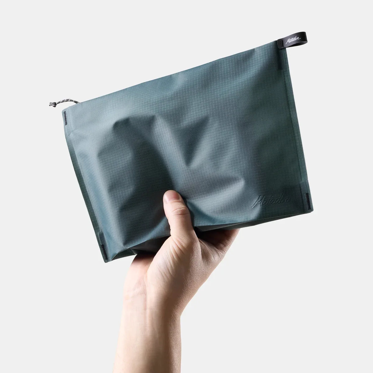 Håndholdt Matador flat Zipper toilettaske i farven juniper/grøn