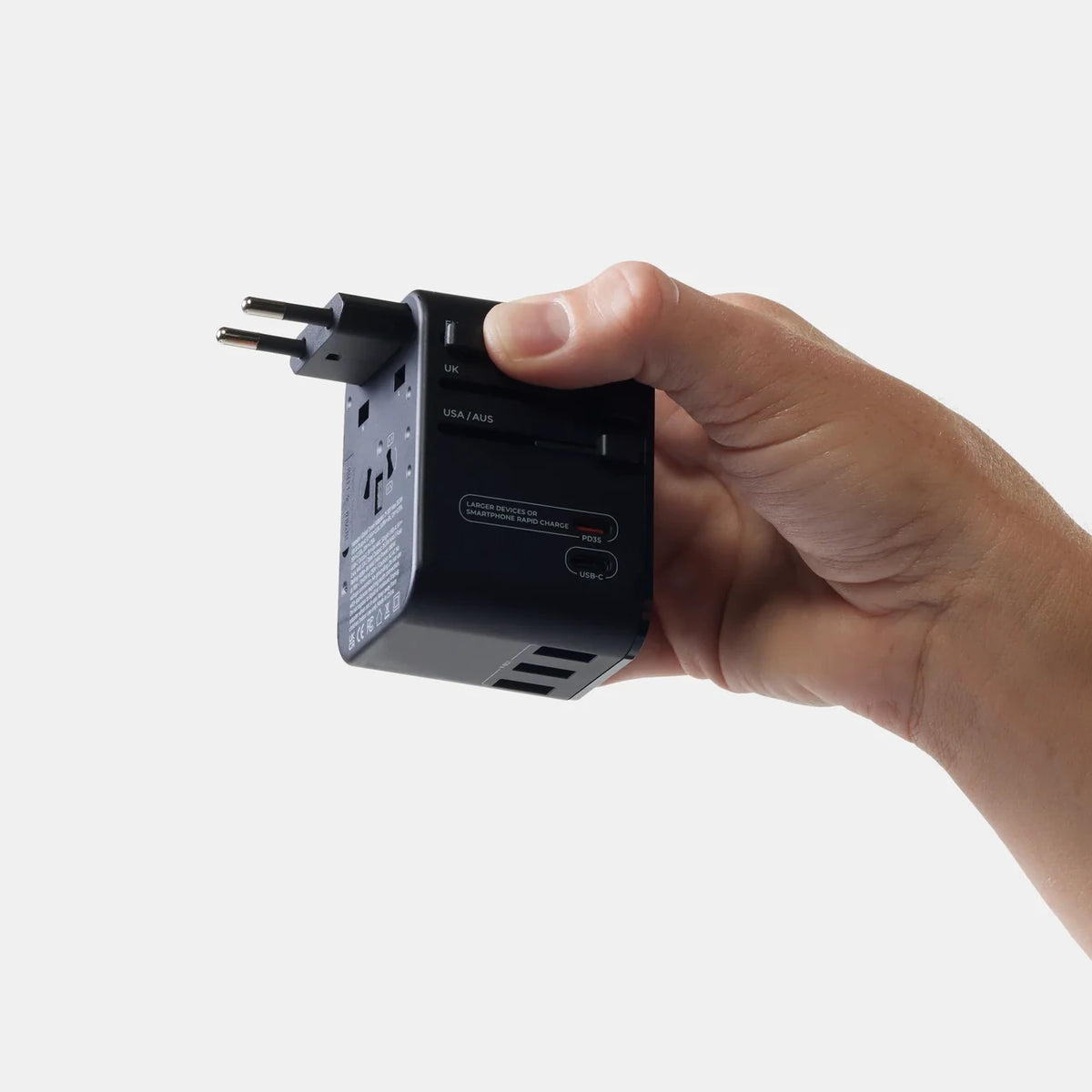 Matador Global Travel Adaptor Sort i hånd