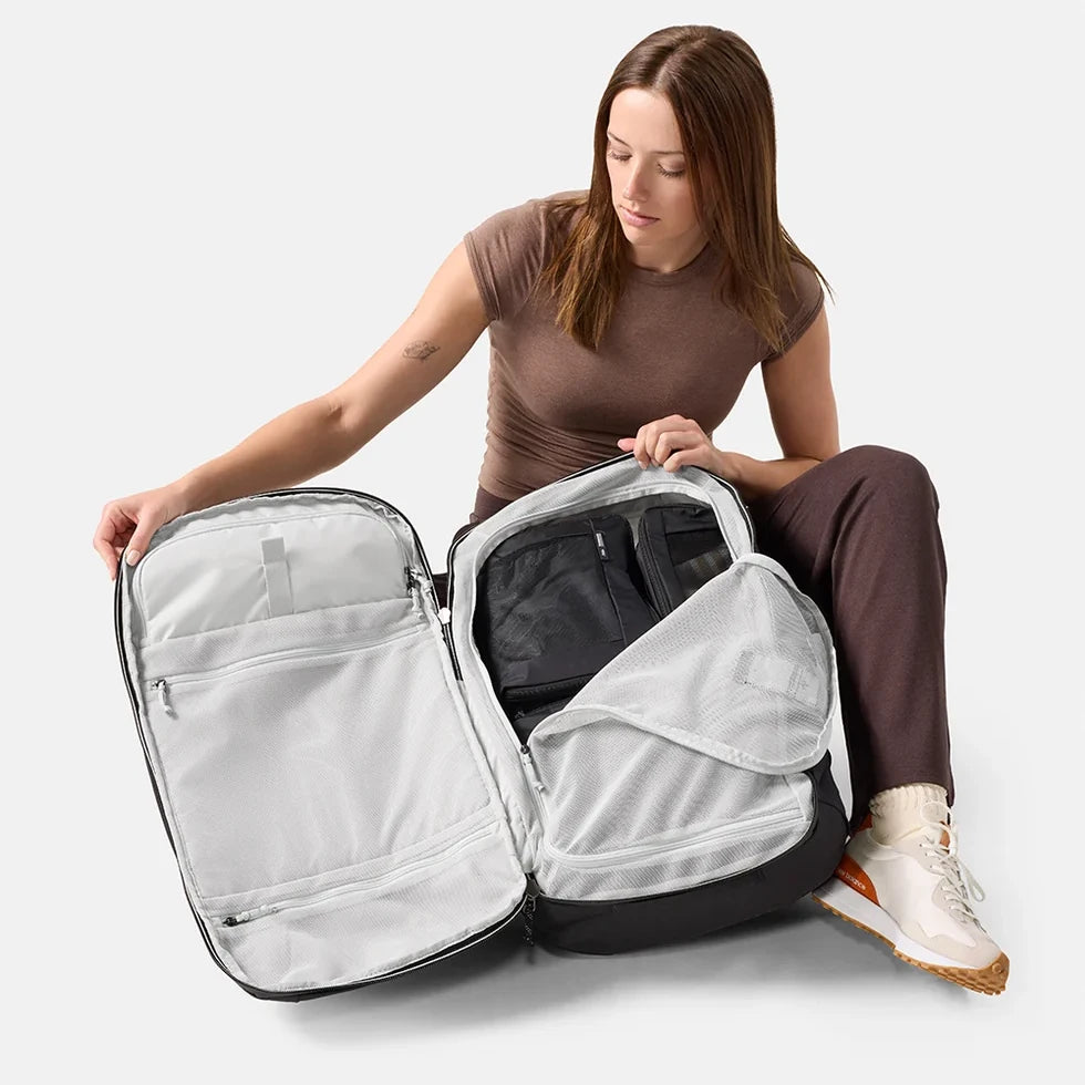 Kvinde med Matador packing cubes, set med 3 styk, sort, pakket i matador rygsæk