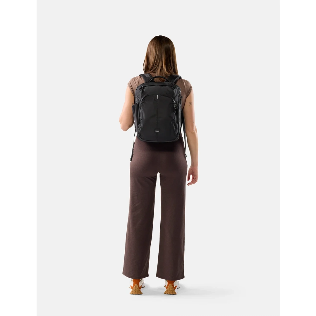 Kvinde med Matador 18 liter Personal Item Travelpack, sort