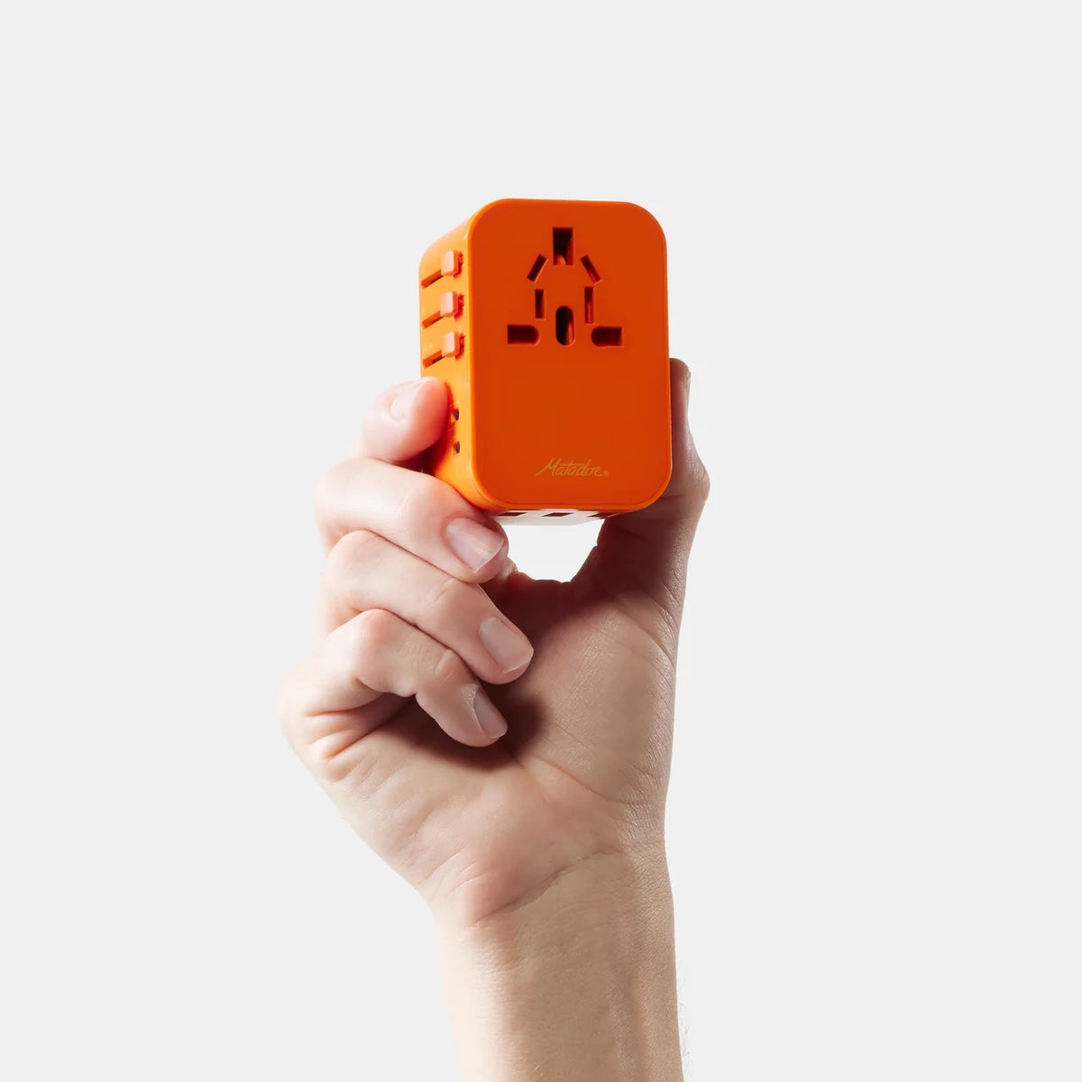 Matador Globalt rejseadapter Orange i hånd