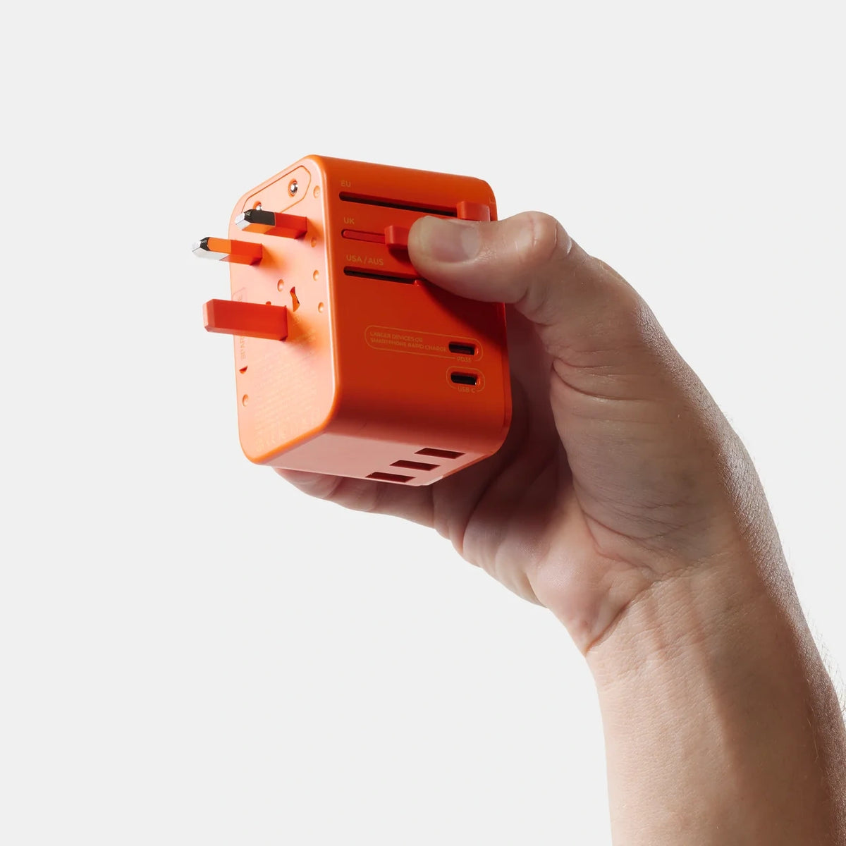 Matador Globalt rejseadapter Orange i hånd