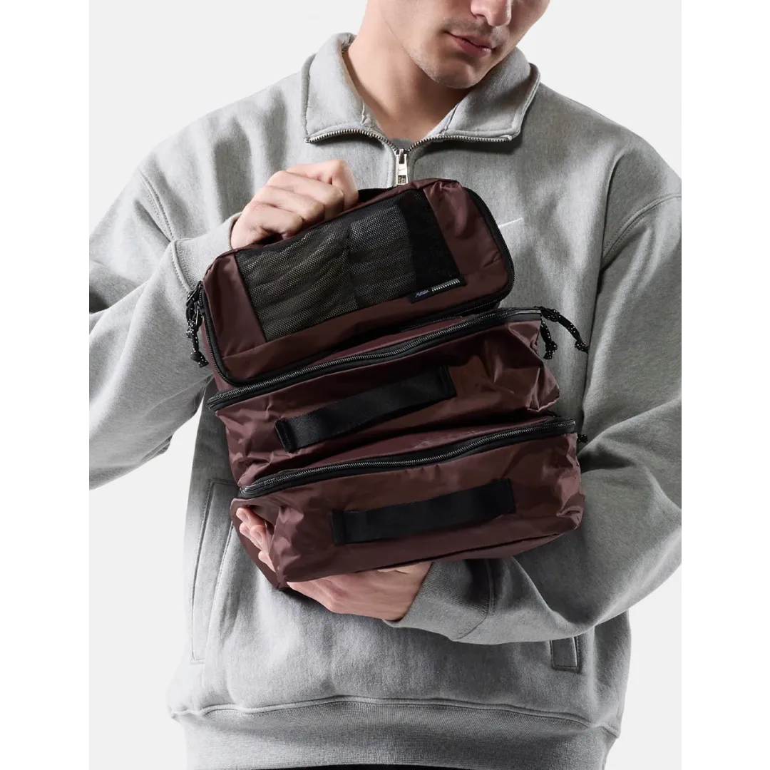 Mand med Matador packing cubes, sæt med 3 styk i farven garnet