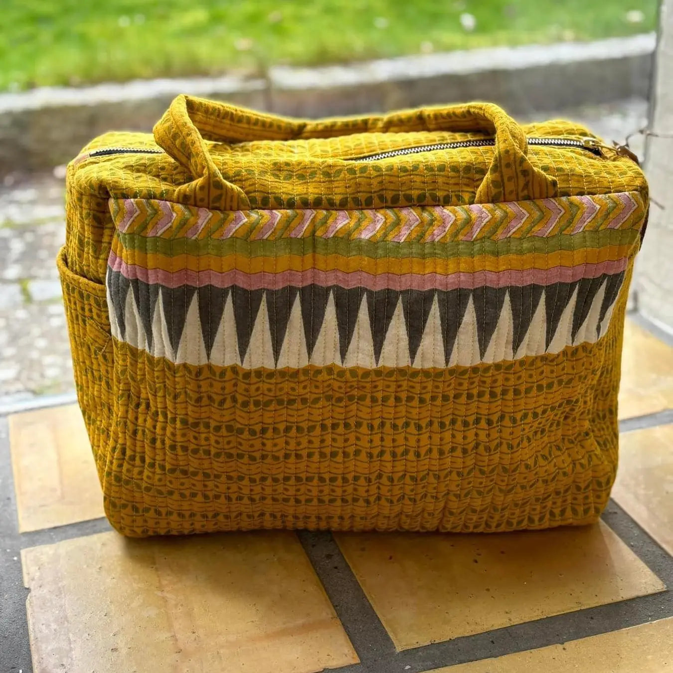 NariKind UNIKA Upcycled Sari Weekendtaske - Okker