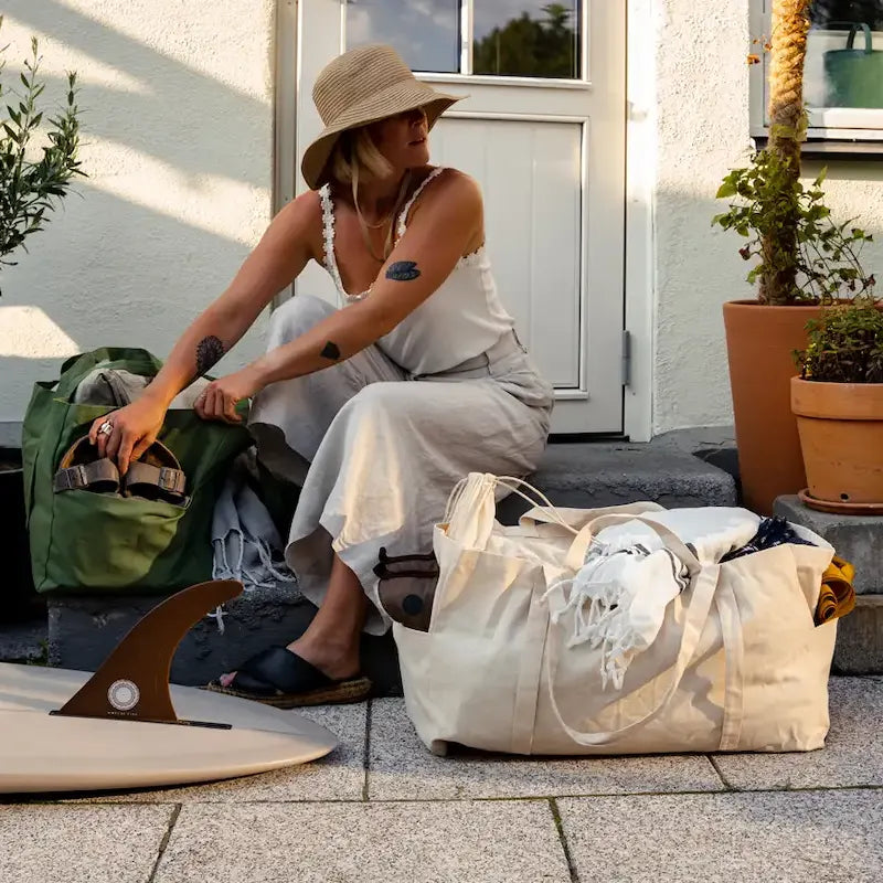 Kvinde med OMOM store bomuldstasker lifestylefoto