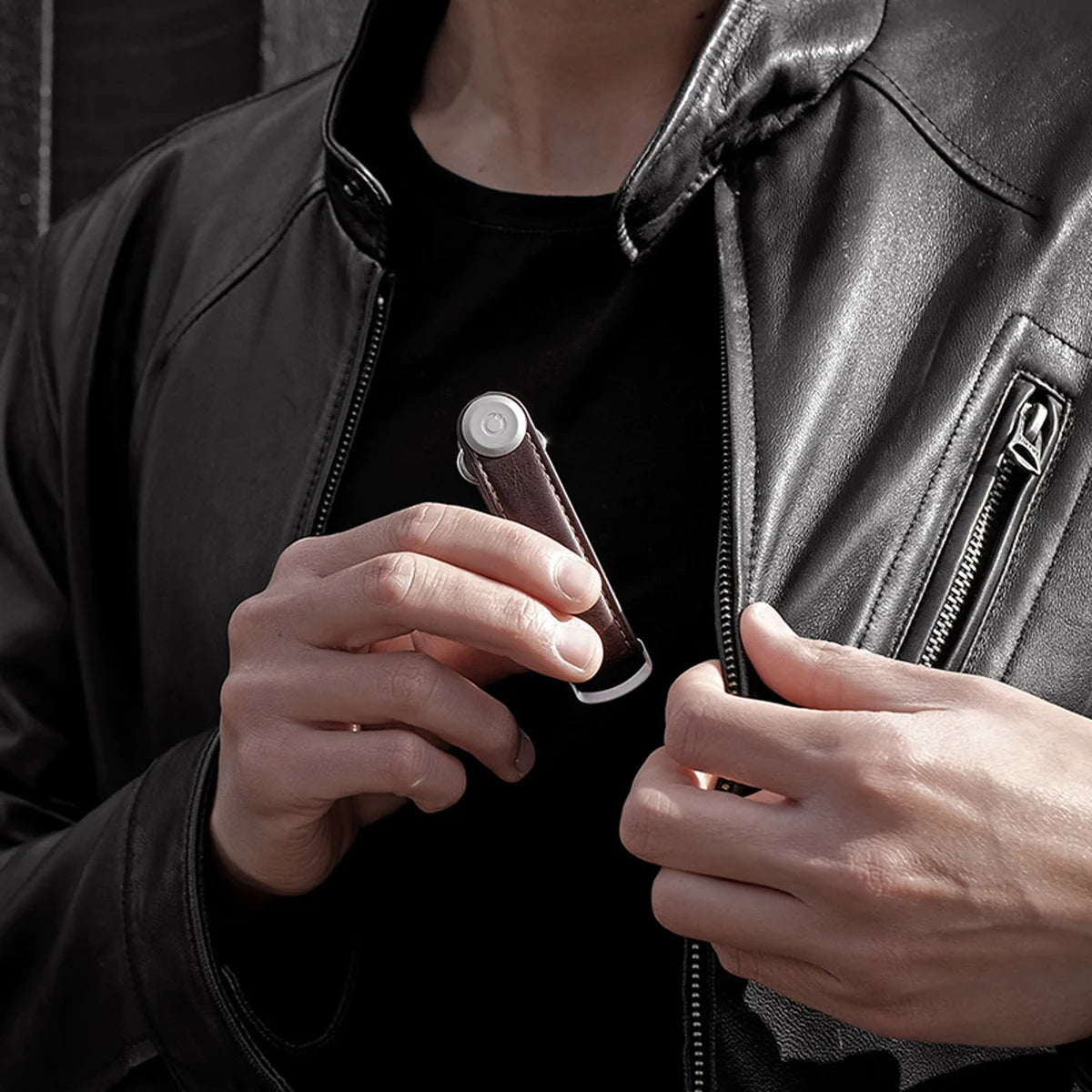Mand med Orbitkey Leather Key Organizer Espresso/brun
