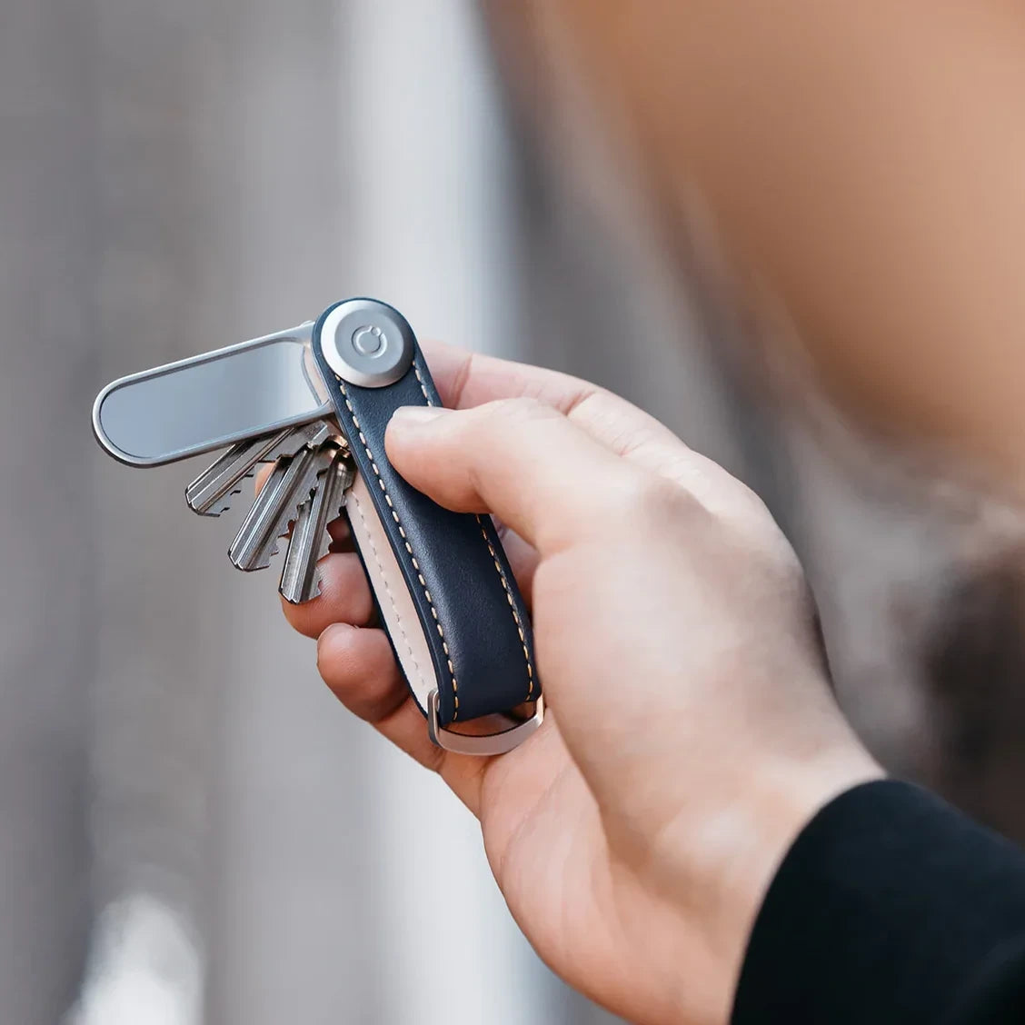 Mand med Oritkey nøglefil og spejl i key organizer