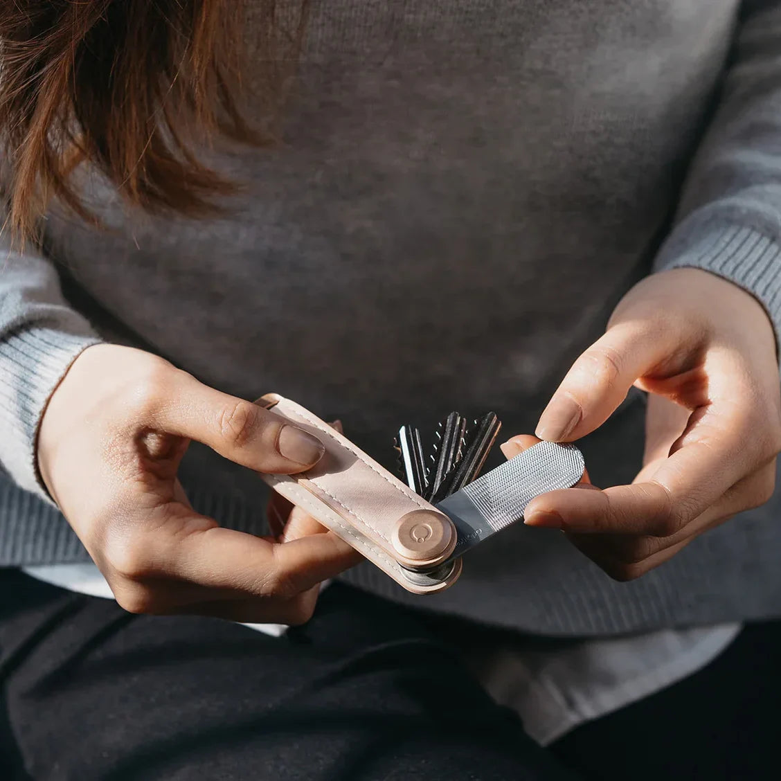 Kvinde med Oritkey nøglefil og spejl i key organizer