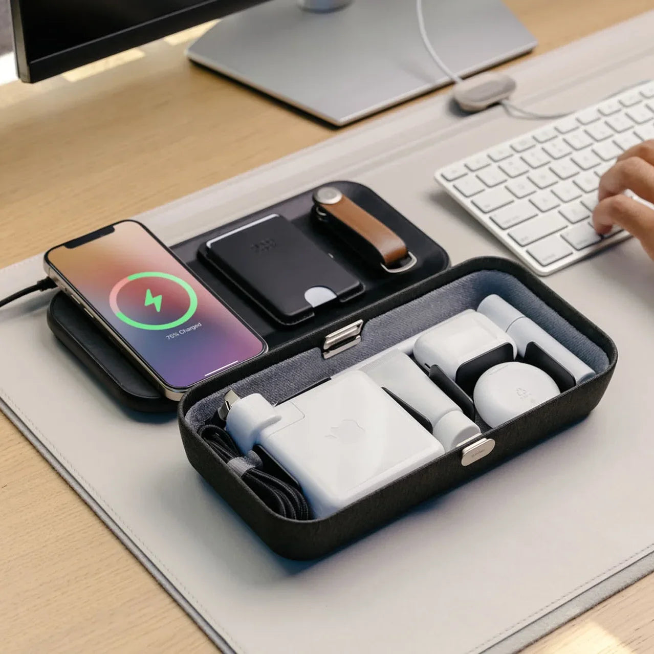 Orbitkey sort nest v2 i brug på skrivebord