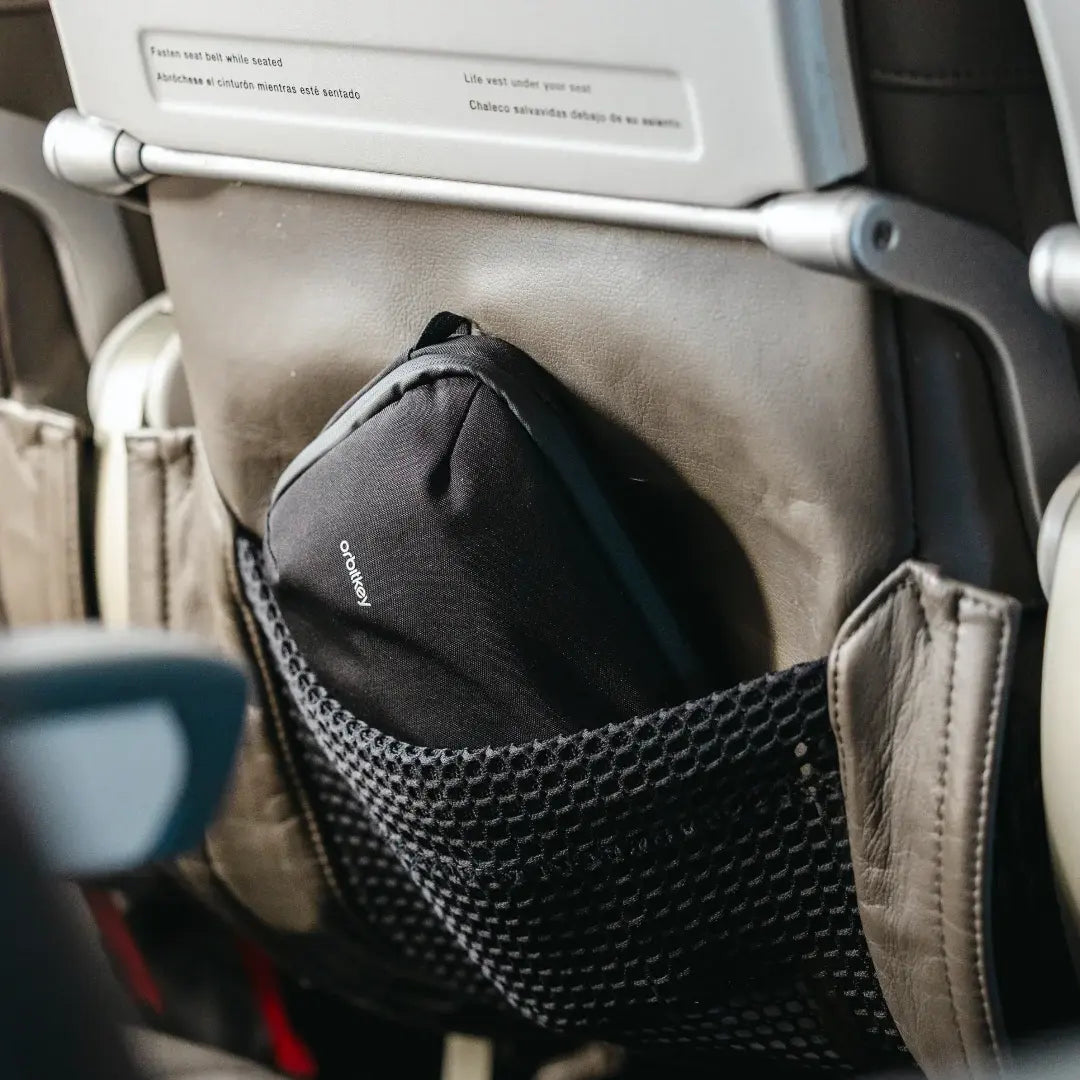 Orbitkey travel sling 3 liter, sort i lomme på fly, brugt som pouch