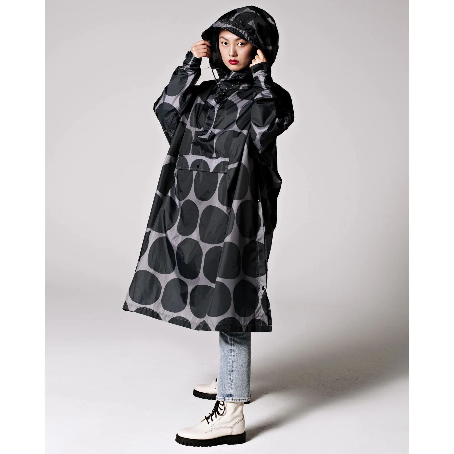 Kvinde med Rainkiss regnponcho black polka