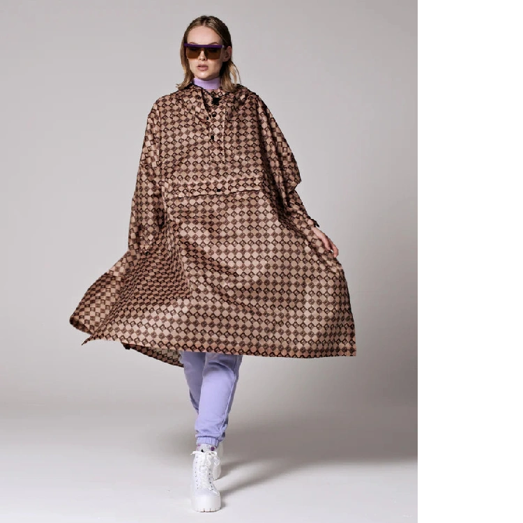 kvinde med rainkiss regnponcho damier