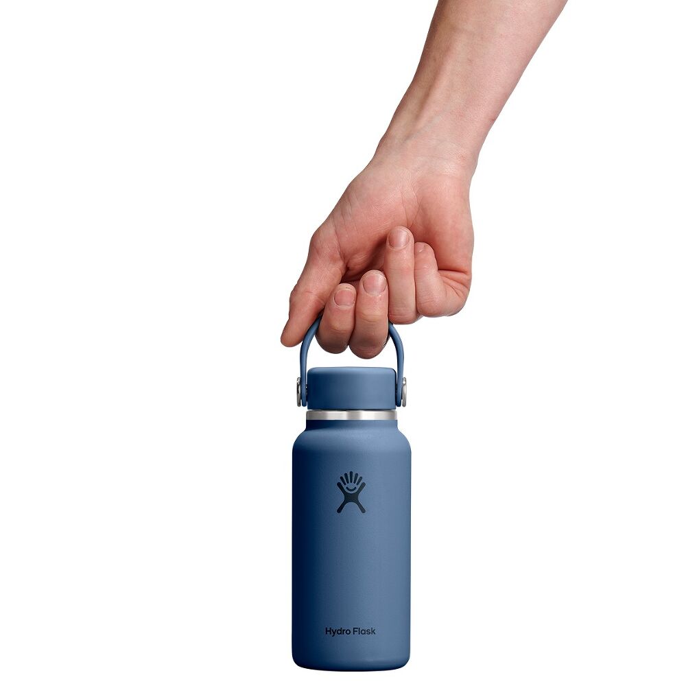 Hydro Flask micro hydro 300 ml termoflaske , blå i hånden