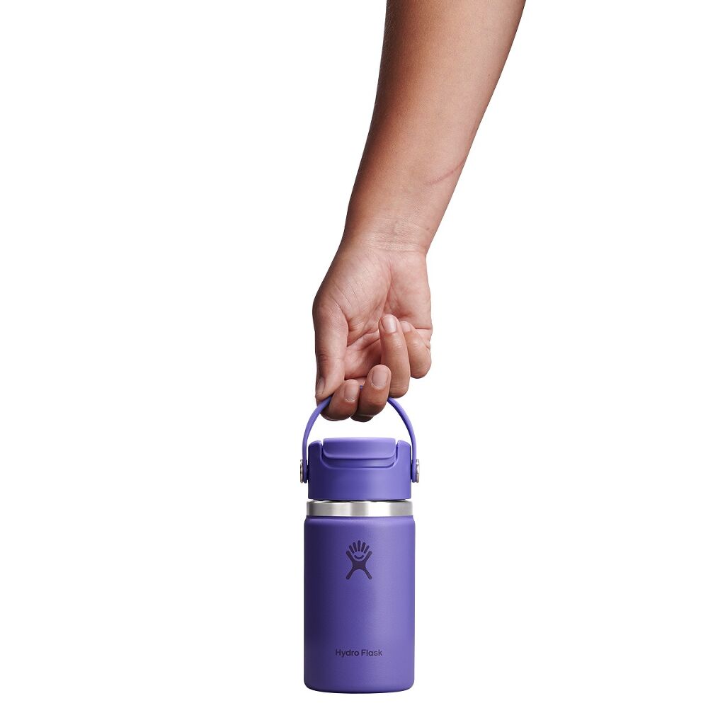 Hydro Flask rejsekop 345 ml i farven utopia purple i hånden